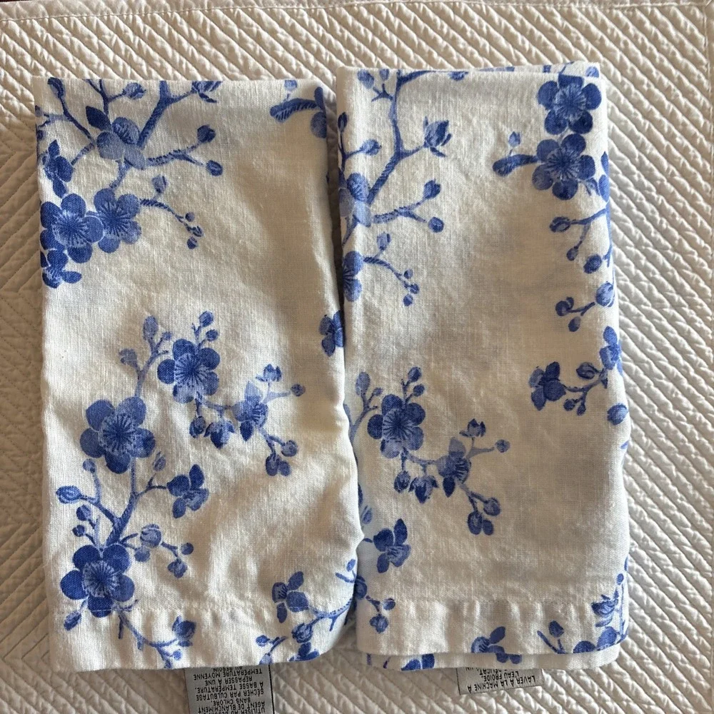 Williams Sonoma Placemats 2 white quilted and 2 cotton‎ napkins floral